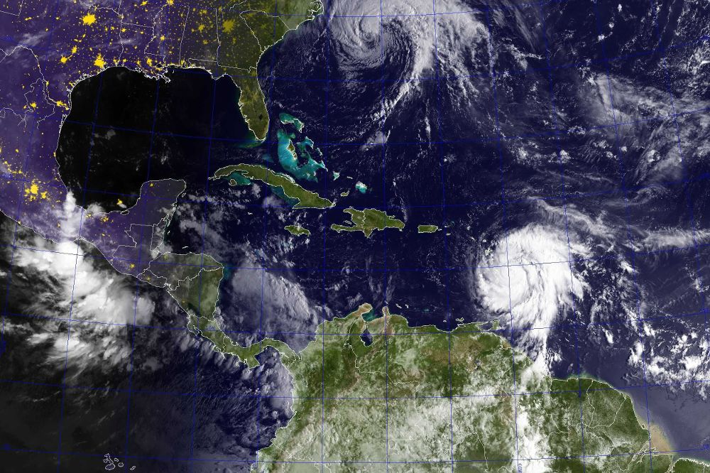 Fotografía cedida por la Marina de los EE.UU. muestra una imagen de satélite GOES de los huracanes José (arriba) en el Océano Atlántico y María en el mar Caribe.