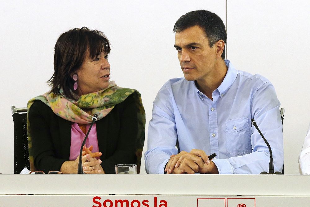 Pedro Sánchez con la presidenta del partido, Cristina Narbona.