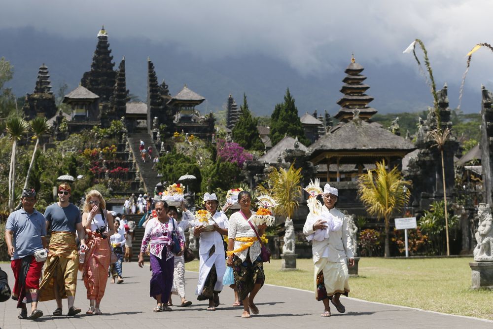 Turistas visitan el templo Besakih en la ladera del Monte Agung en Karangasem en Bali (Indonesia) hoy, 19 de septiembre de 2017.