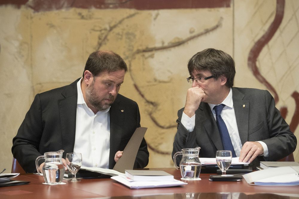 Carles Puigdemont junto al vicepresidente, Oriol Junqueras (i).