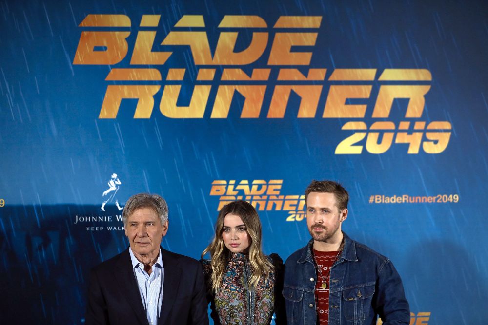 Harrison Ford (i), junto a Ana de Armas y Ryan Gosling, hoy, en Madrid. 