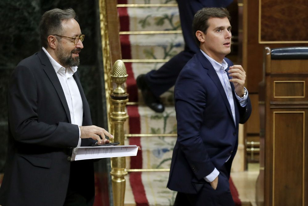 El líder de Ciudadanos, Albert Rivera (d), y el diputado del mismo partido Juan Carlos Girauta al inicio del Pleno del Congreso de los Diputados.