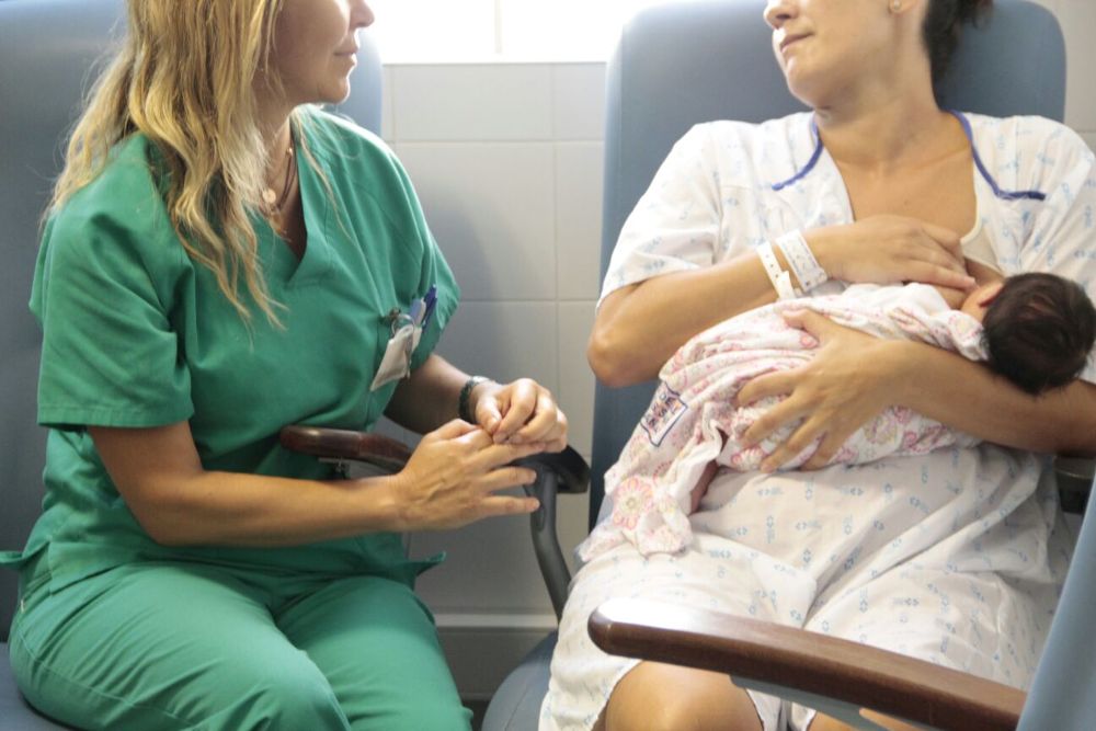 Una madre dando el pecho en un hospital de Lanzarote.