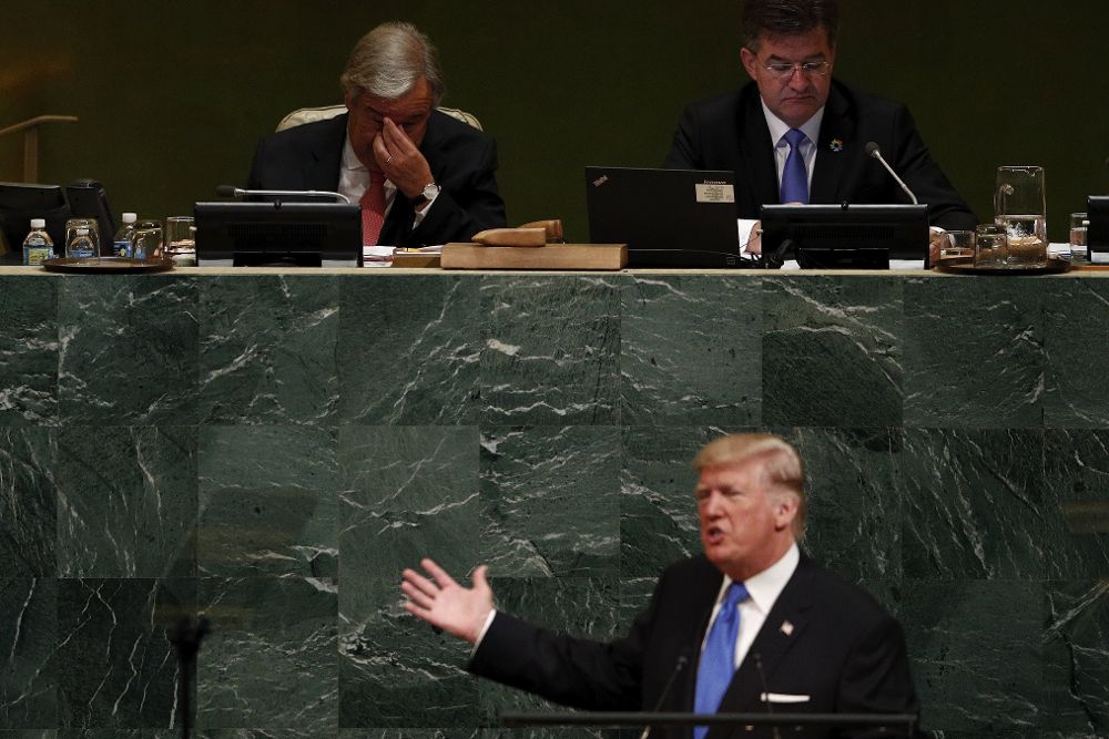 El secretario general de la ONU, António Guterres (i), y el presidente de la Asamblea, Miroslav Lajcak, escuchan al presidente de los Estados Unidos, Donald Trump.