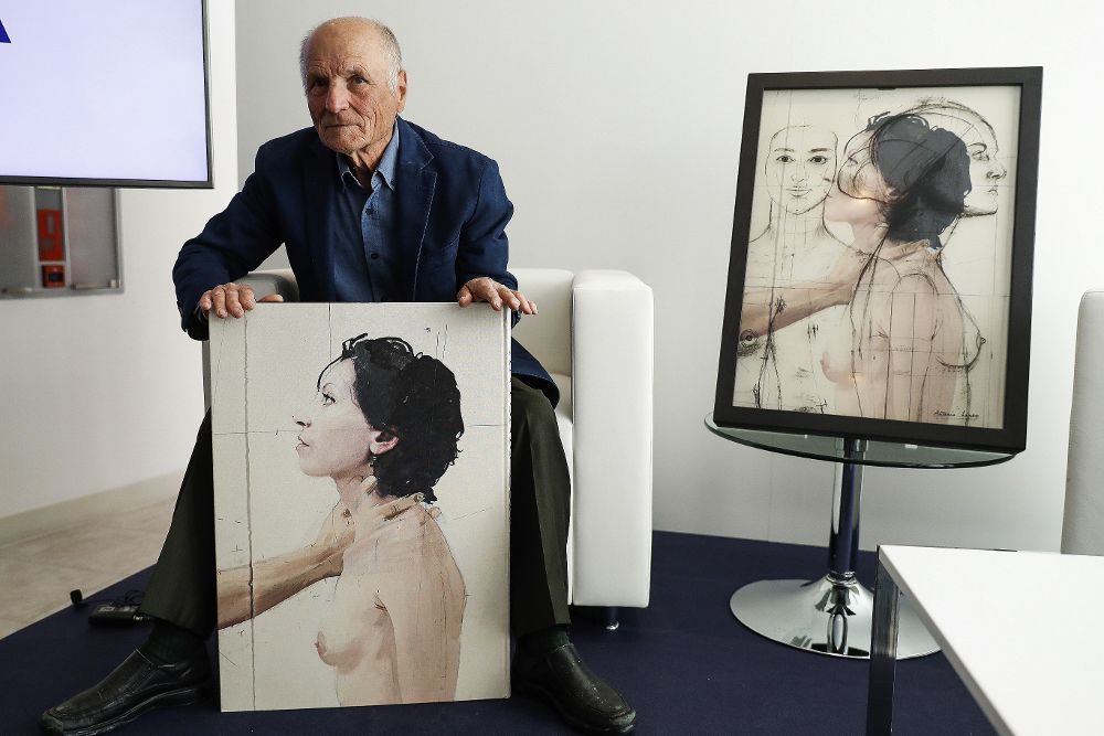 El pintor Antonio López, durante la presentación hoy de su libro de artista "Cuerpos y flores" que ha tenido lugar en el Museo Thyssen-Bornemisza de Madrid.