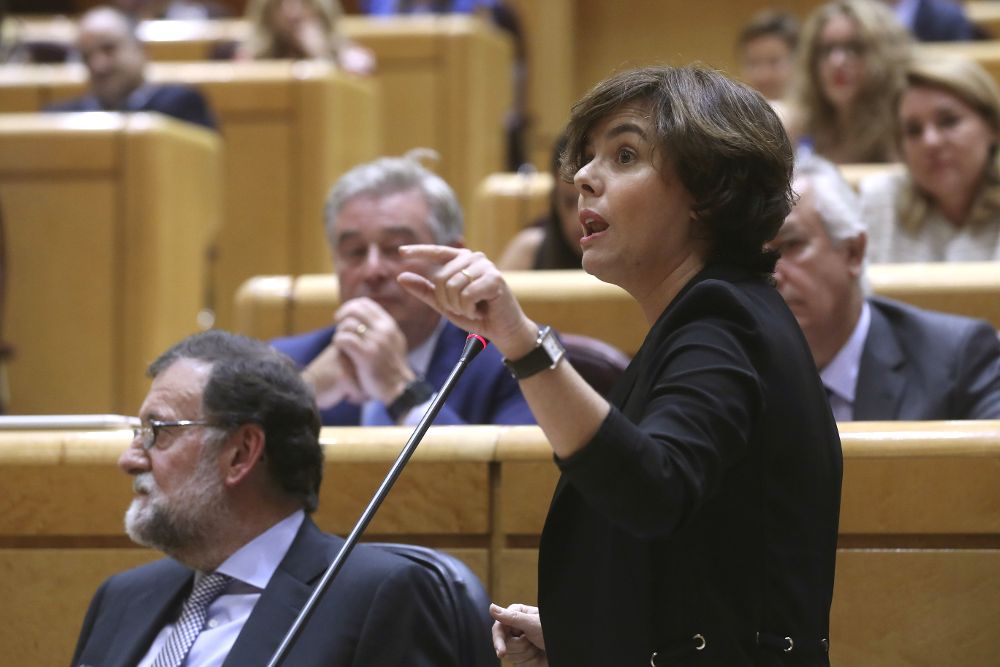 La vicepresidenta del Gobierno, Soraya Sáenz de Santamaría, interviene en una sesión de control al Ejecutivo en el Senado.
