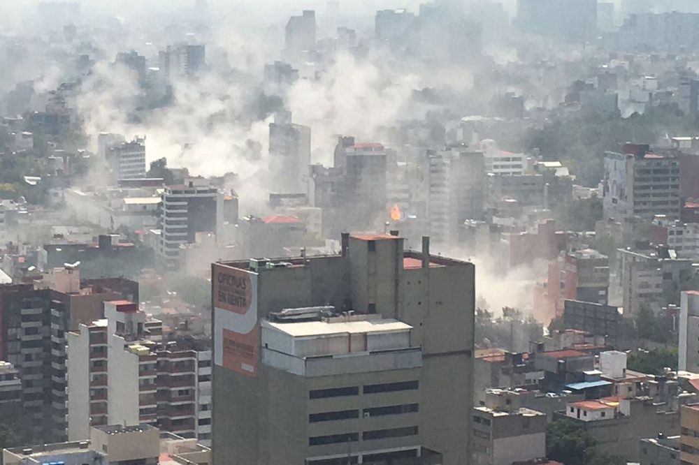 Fotografía cedida por el ciudadano Edgar Cabalceta que muestra una vista general de una zona de Ciudad de México hoy, tras un sismo de magnitud 7,1 en la escala abierta de Richter.