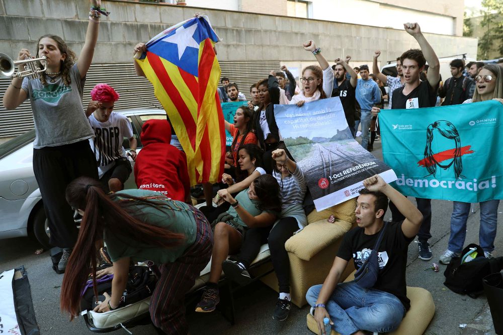 Numerosas personas protestan ante la oficina de la empresa de mensajería Unipost en Terrassa (Barcelona), ayer.