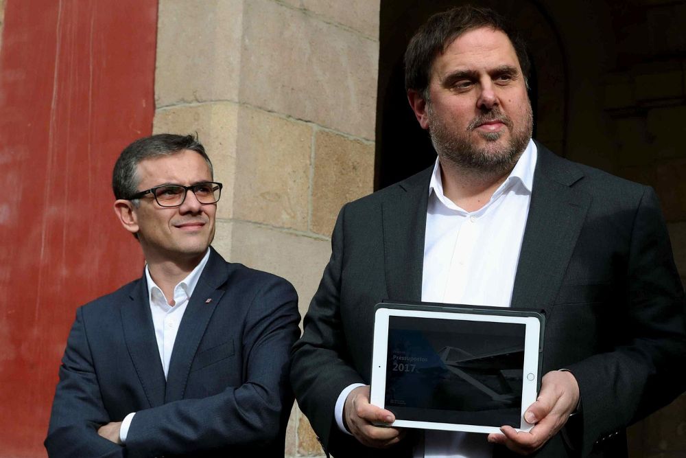 El secretario general de Economía del Gobierno catalán, Josep Maria Jové Lladó (i), junto al vicepresidente del Govern y conseller de Economía, Oriol Junqueras.