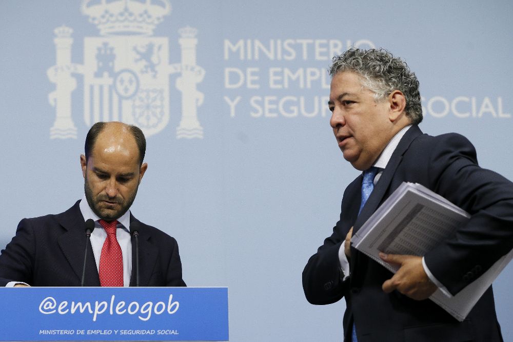 Los secretarios de Estado de Empleo y de Seguridad Social, Juan Pablo Riesgo (i) y Tomás Burgos.