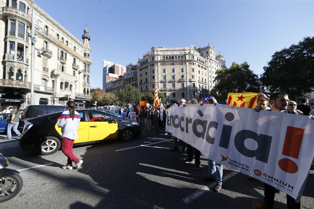 Numerosas personas cortan la Gran Via de Barcelona mientras se concentran ante la sede de la consellería de Economía de la Generalitat.