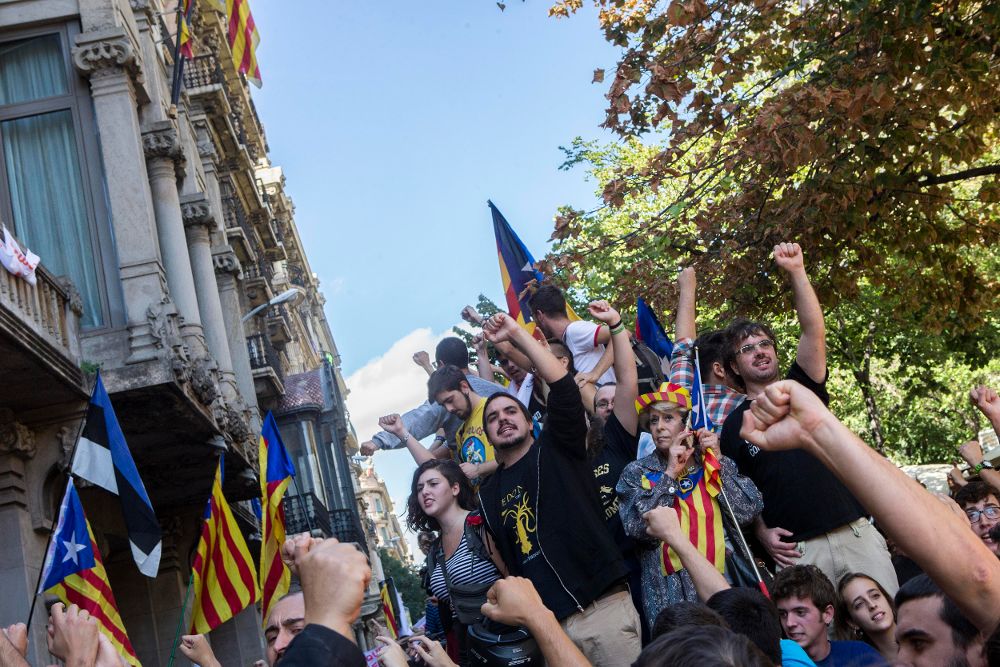 Varios miles de ciudadanos protestan por los registros del 1-O en la Gran Vía con Rambla Catalunya, en Barcelona, donde se encuentra la consellería de Economía.