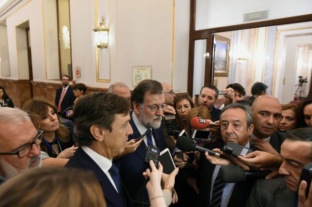 El presidente del Gobierno, Mariano Rajoy, responde a preguntas de los periodistas a su llegada la sesión de control.