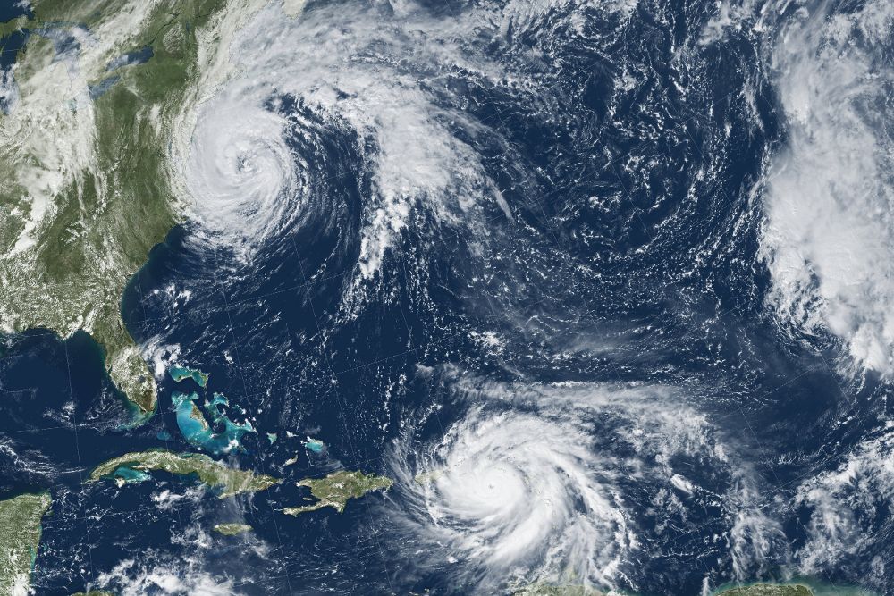 Fotografía cedida por la NASA muestra una imagen adquirida por el satélite GOES-13 ayer, martes, a las 17:15 hora universal, de los huracanes María en el Caribe (abajo) y José (i, arriba), en el Atlántico Norte. 