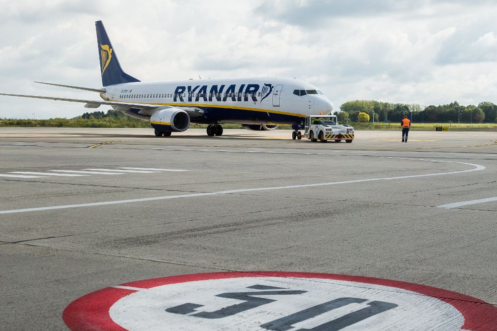 Un avión de la aerolínea irlandesa Ryanair espera su siguiente vuelo en el aeropuerto de Charleroi (Bélgica).
