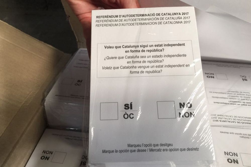 Fotogafía facilitada por el Ministerio del Interior de parte de las papeletas que la Guardia Civil se ha incautado para votar en el referéndum del 1 de octubre en el registro de una nave industrial del municipio Bigues i Riells.