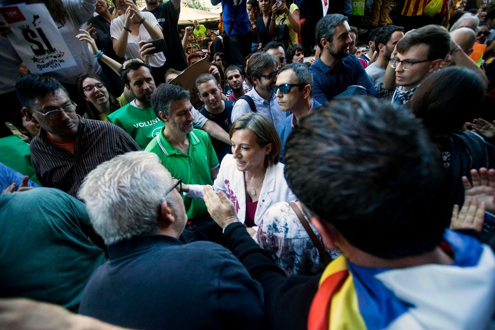 La presidenta del Parlament catalán, Carme Forcadell (c), llega a la sede de la consellería de Economía, ayer.