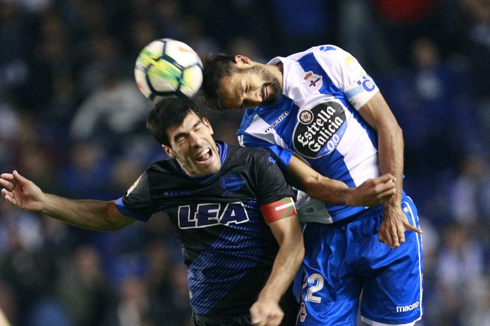 El centrocampista del Deportivo de La Coruña Celso Borges (d) lucha el balón con Manu García, centrocampista del Alavés.
