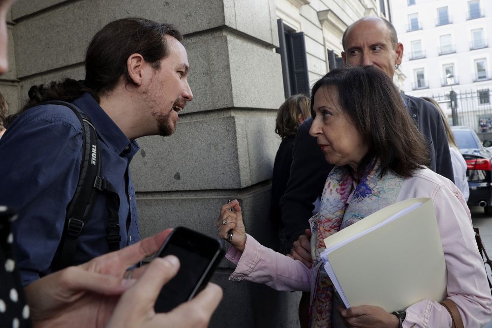 El líder de Unidos Podemos, Pablo Iglesias, conversa con la portavoz socialista en el Conbreso, Margarita Robles, al término del pleno celebrado hoy en la Cámara Baja.
