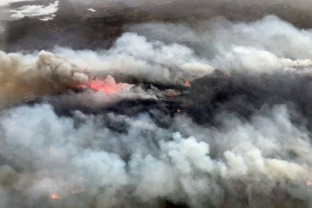Fotografía facilitada por la Guardia Civil, del incendio de la cumbre de Gran Canaria tomada por un helicóptero de la Guardia Civil en la tarde de ayer, miércoles, facilitada por la Comandancia de Las Palmas.