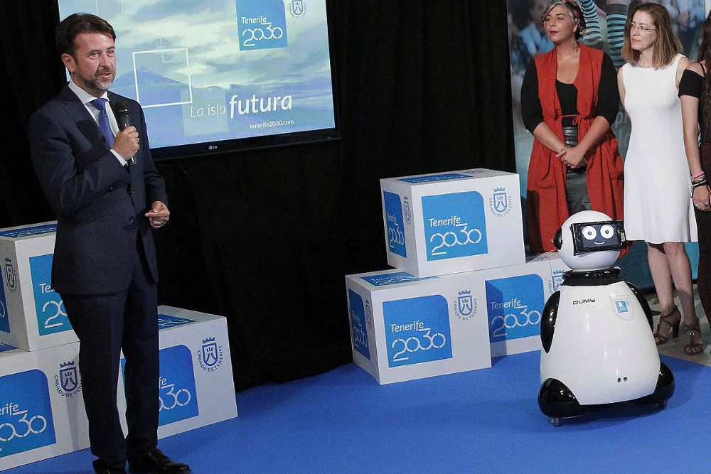 El presidente del Cabildo de Tenerife (i) presentó hoy las acciones de la estrategia Tenerife 2030 con el robot Dumy.