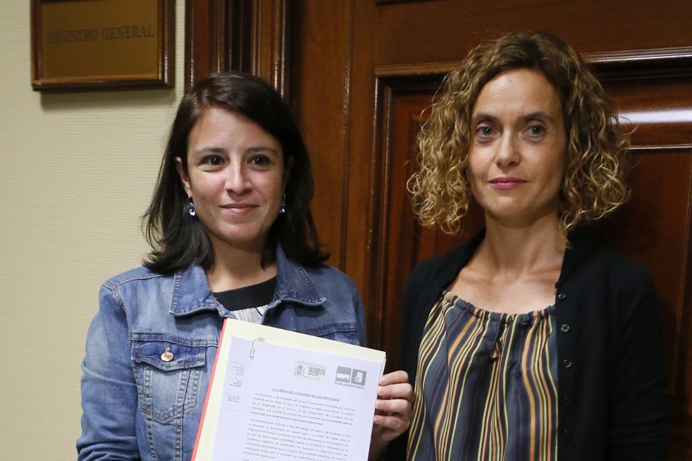 La vicesecretaria general del PSOE, Adriana Lastra,iz., y la diputada del PSC y miembro de la dirección del grupo Meritxell Batet, registran formalmente en el Congreso su propuesta.