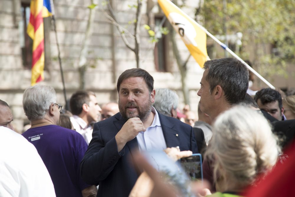El vicepresidente de la Generalitat, Oriol Junqueras, visita la concentración, convocada por ANC y Òmnium, ante el Tribunal Superior de Justicia de Cataluña.