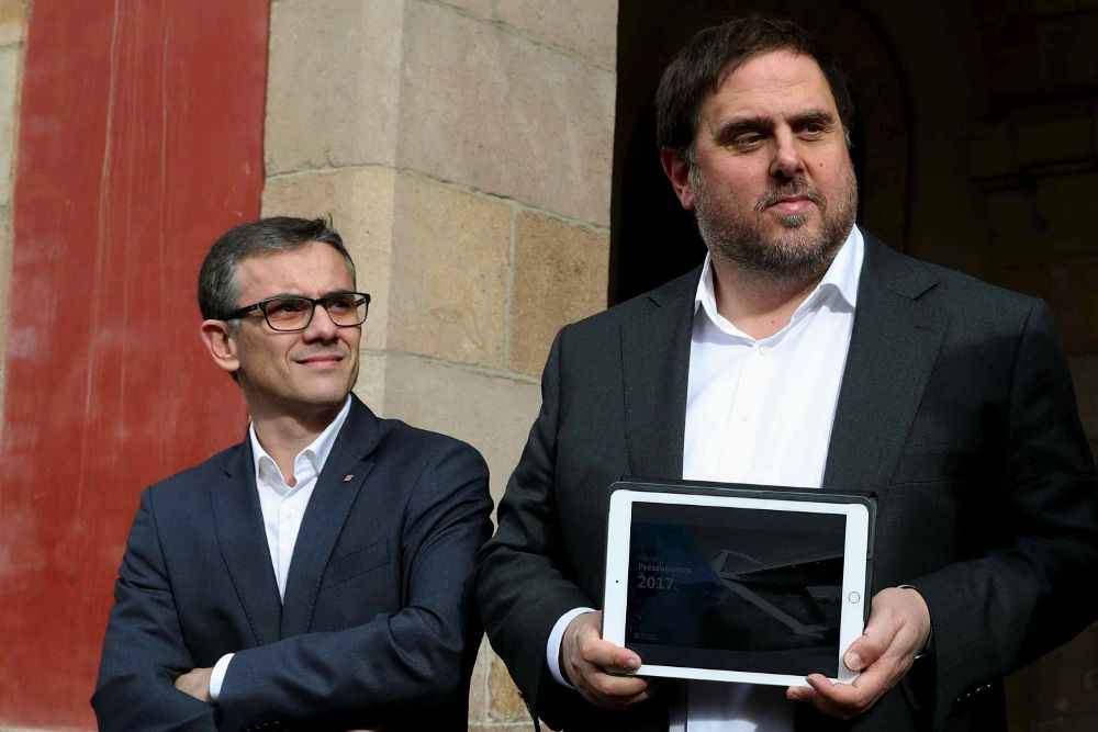Josep Maria Jové Lladó, junto al vicepresidente del Govern y conseller de Economía, Oriol Junqueras (d).