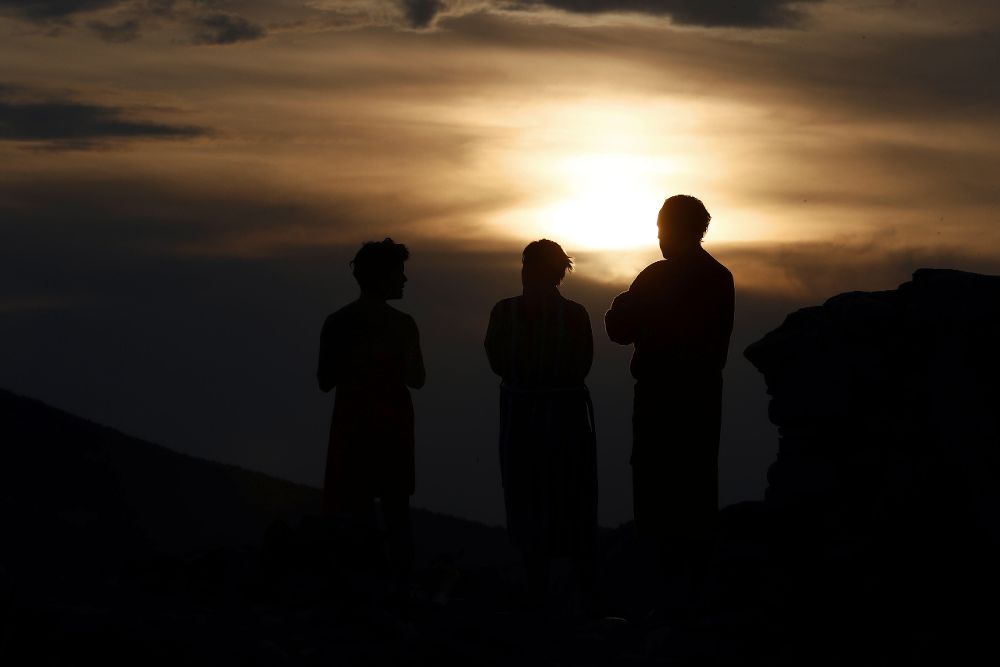 Un grupo de personas observa la puesta de sol en el pantano de Yesa en la última jornada de verano.