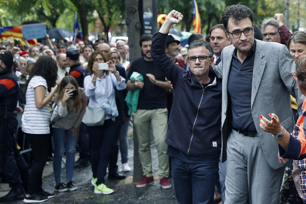 El secretario general de la conselleria de Economía, Josep Maria Jové (2d), y el secretario general de Hacienda, Lluís Salvadó (d), saludan a los numerosos simpatizantes que les esperaban ante la Ciudad de la Justicia de Barcelona.