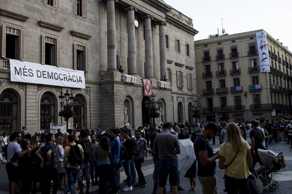 El Ayuntamiento de Barcelona ha decidido, con el visto bueno de los grupos municipales de Barcelona en Comú, PDeCAT, ERC y CUP, colgar una pancarta con el lema "Més Democràcia" durante las fiestas de la Merce, que empiezan hoy.