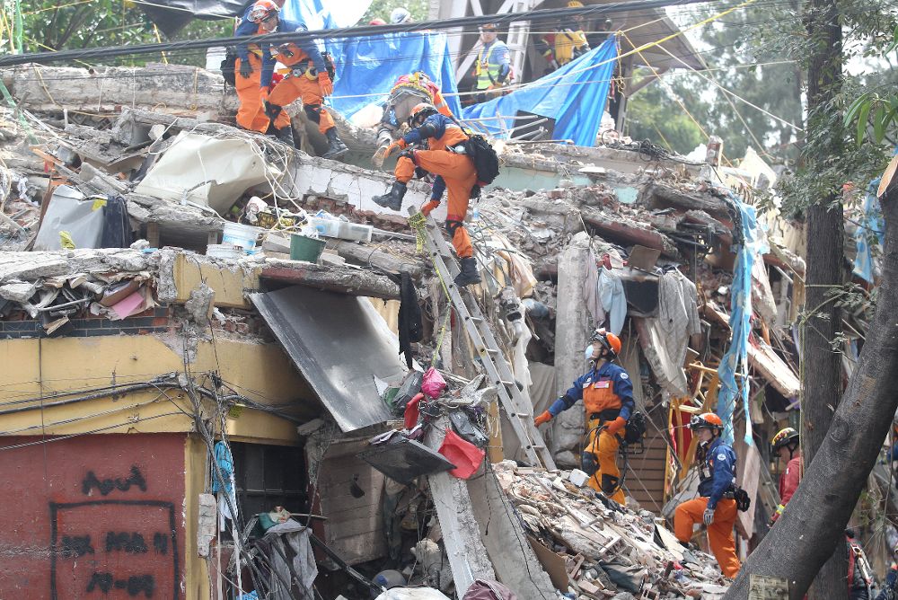 Brigadas de rescate japonesas se unen a las labores de búsqueda de desaparecidos en un edificio de la colonia Taxqueña en Ciudad de México.
