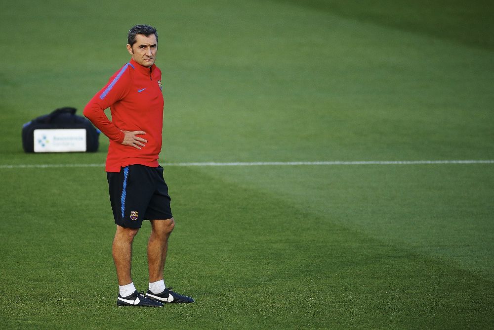 El entrenador del FC Barcelona Ernesto Valverde (c), durante el entrenamiento en la ciudad deportiva Joan Gamper de Sant Joan Despí (Barcelona).