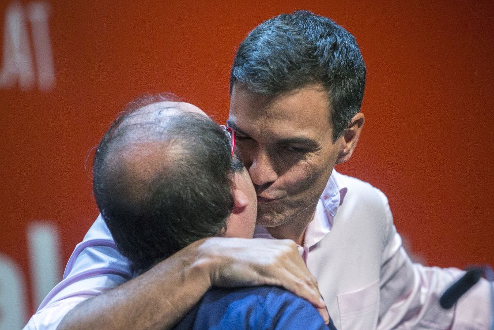 El líder del PSOE, Pedro Sánchez (d), saludando al primer secretario del PSC, Miquel Iceta.