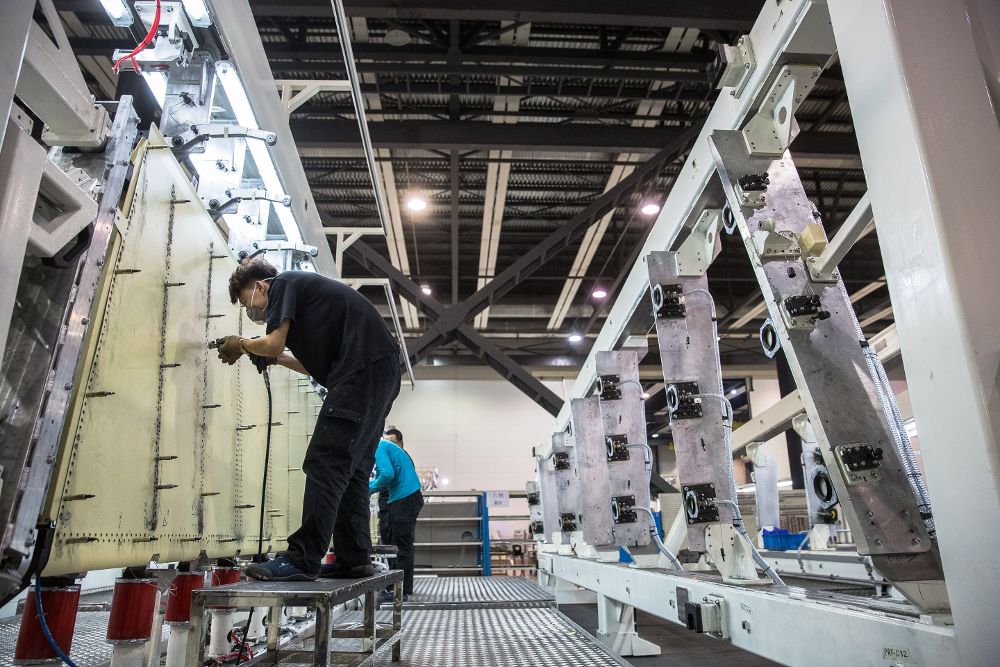 Trabajadores ensamblan los componentes del Airbus A320 en la fábrica de Harbin, al noreste de la provincia de Heilongjiang.