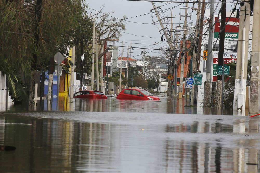 Una calle totalmente inundada, ayer, viernes, en San Juan de Puerto Rico.