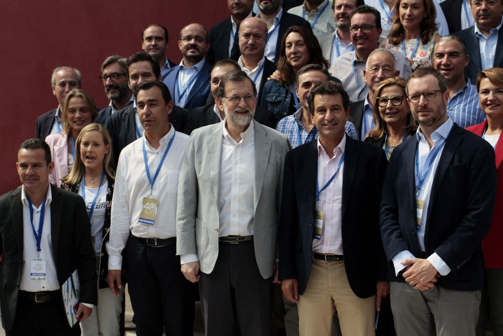 El presidente del Gobierno Mariano Rajoy (c), junto al presidente del PP balear, Biel Company (2d); el coordinador general del partido Fernando Martínez-Maillo (2i), y el vicesecretario general Javier Maroto (d), posa para la foto de familia con los presidentes provinciales.