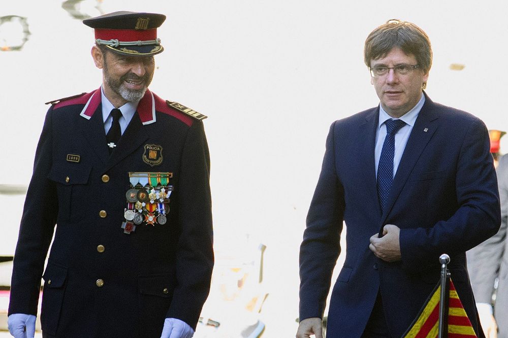 El presidente de la Generalitat de Cataluña Carles Puigdemont (d), junto al Major de los Mossos d'Esquadra Josep Lluis Trapero.