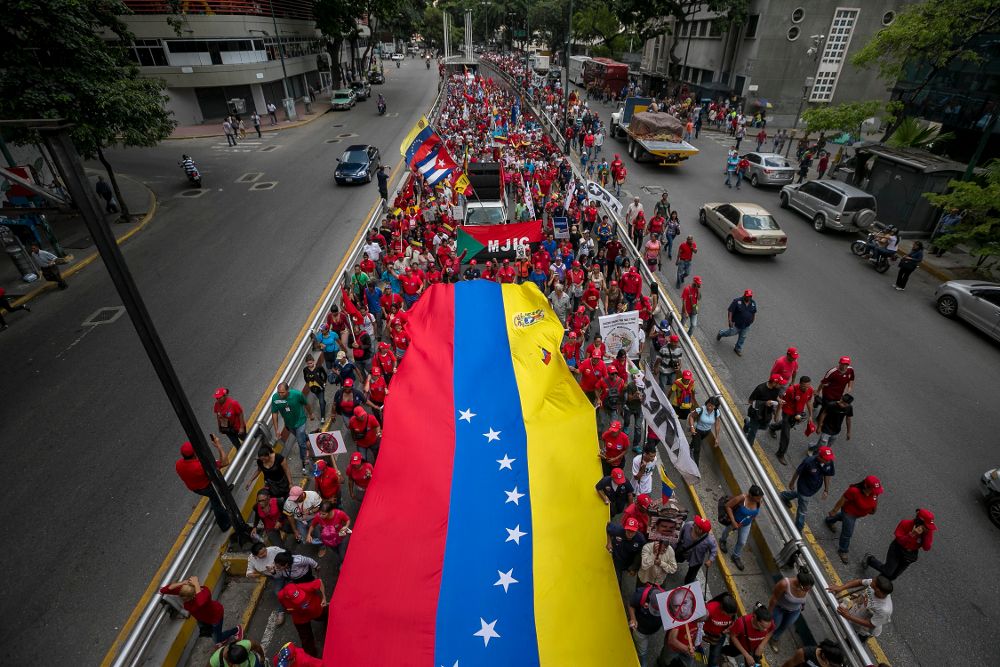 Simpatizantes del presidente de Venezuela, Nicolás Maduro, participan en una "marcha antiimperialista".