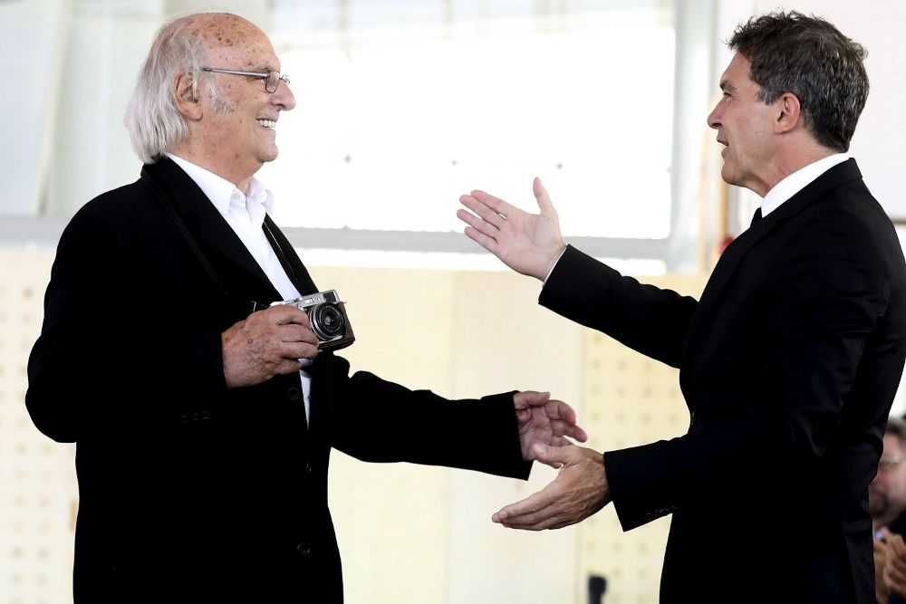 Antonio Banderas (d), recibe la felicitación del realizador Carlos Saura.