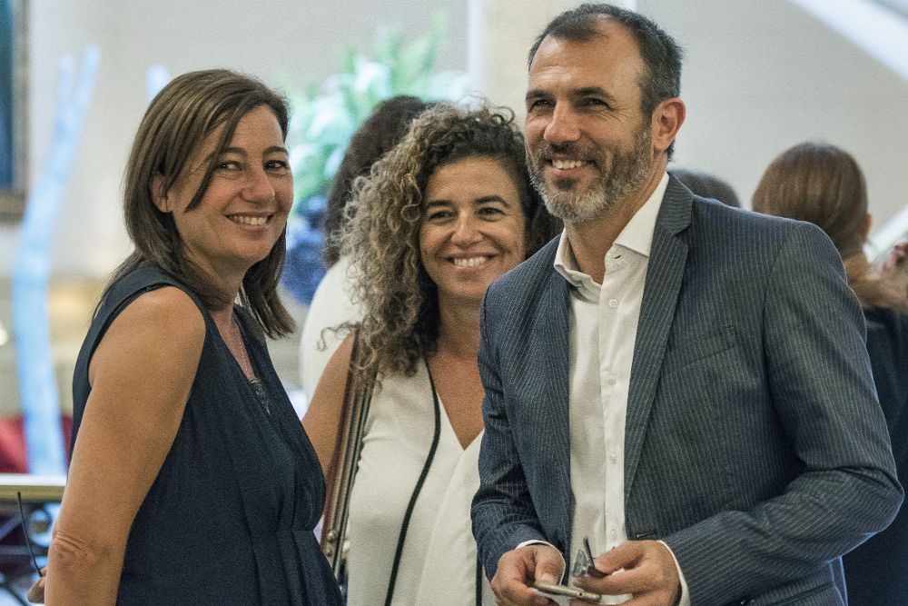 El vicepresidente del Govern y conseller de Turismo, Biel Barceló (d), junto a la presidenta del Gobierno Balear, Francia Armengol (i).