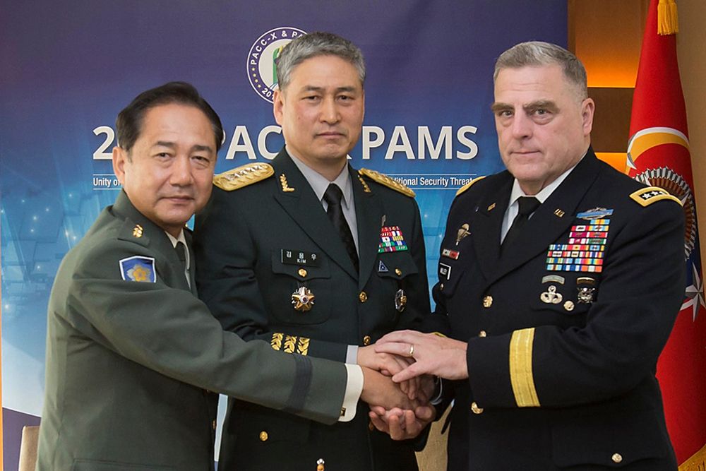Fotografía cedida por el Ejercito de la República de Corea muestra al general Koji Yamakazi (i), jefe del personal de tierra de la Fuerza de Autodefensa de Japón; el jefe del Estado Mayor del Ejercito de Corea del Sur, Kim Yong-woo (c); y el jefe del Estado Mayor del Ejército estadounidense, Mark Milley (d).
