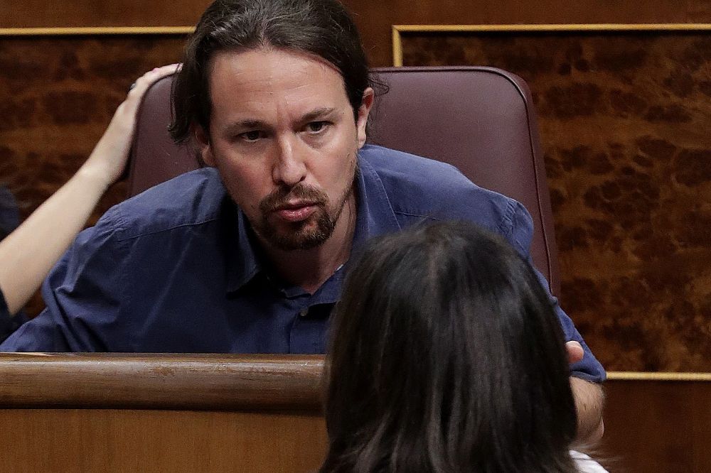 El líder de Podemos, Pablo Iglesias, conversa con la portavoz parlamentaria socialista, Margarita Robles.