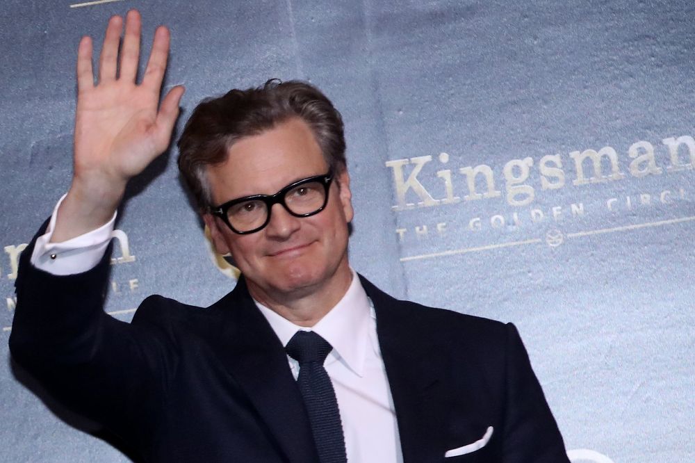 El actor británico y miembro del elenco Colin Firth saluda a su llegada al estreno de la película "Kingsman: The Golden Circle".