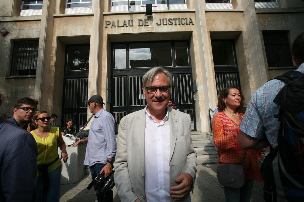 El alcalde de Torredembarra, Eduard Rovira, sale de los juzgados de Tarragona, el pasado jueves, tras acogerse a su derecho a no declarar ante el fiscal.