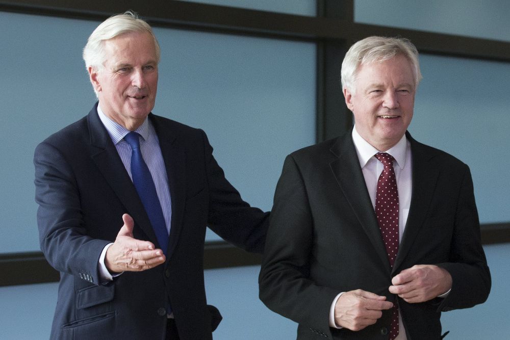 El negociador jefe de la UE para el 'Brexit', Michel Barnier (i) da la bienvenida al secretario de Estado británico para el "brexit", David Davis antes de la nueva ronda de negociaciones.