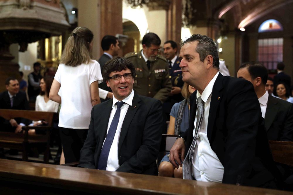 Carles Puigdemont (i), junto al conseller de Interior Joaquim Forn.