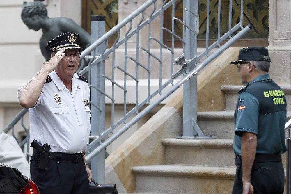El jefe de la Policía Nacional en Cataluña, Sebastián Trapote (i), a su llegada a la reunión de coordinación de los cuerpos de seguridad sobre el 1-O.