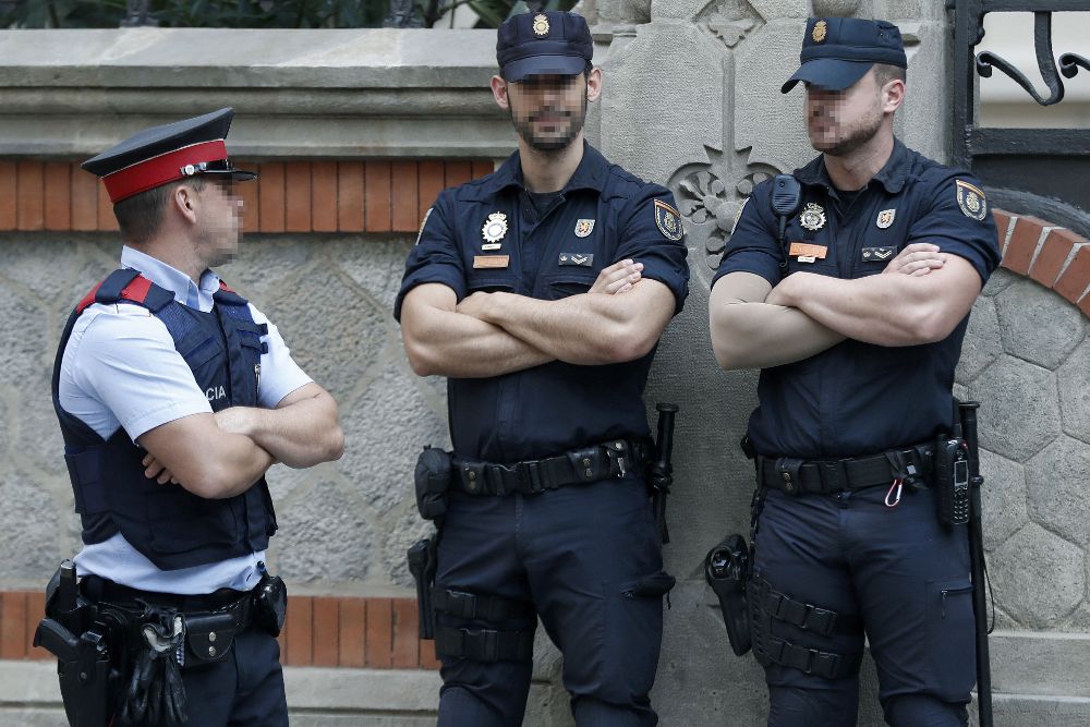 Representantes de los Cuerpos y fuerzas de seguridad del Estado, hacen guardia en el exterior del edificio de la Delegación del Gobierno en Cataluña, durante la reunión de coordinación de los cuerpos de seguridad sobre el 1-O .