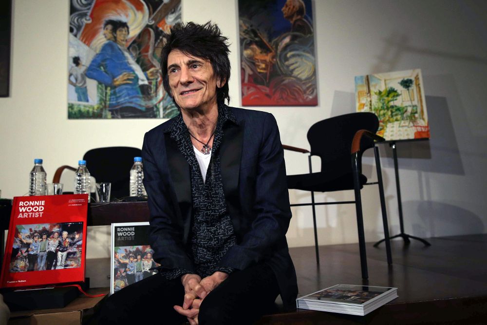 El guitarrista de la banda británica The Rolling Stones Ronnie Wood, durante la presentación, hoy en el Museo Picasso de Barcelona, de su reciente libro "Ronnie Wood Artist.